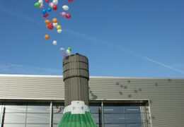 Do kupienia 7 metrowa dmuchana butelka szampana wypełniona balonami na imprezy urodzinowe. Kup online nadmuchiwane kolorowe dekoracje urodzinowe dla dzieci i dorosłych od JB Dmuchance Polska