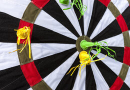 Na sprzedaż dmuchany dart boisko plansza do gry w rzutki dla ćwiczenia koordynacji. Wyjątkowe specjalnie zaprojektowane dmuchane gry i plansze na imprezy tematyczne od JB Dmuchance