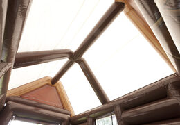 Zamów nadmuchiwaną chatę Aprés Ski o standardowym rozmiarze 7 na 5 na 4 metry dla młodych i starszych. Kup nadmuchiwane atrakcje zimowe online w JB Dmuchańce Polska