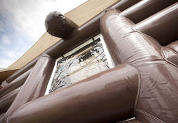 Kup wyjątkową nadmuchiwaną chatę Aprés Ski o standardowym rozmiarze 7 na 5 na 4 metry dla młodych i starszych. Zamów nadmuchiwane atrakcje zimowe już teraz online w JB Dmuchańce Polska