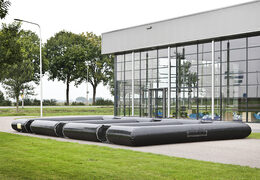 Boiska piłkarskie Panna podzielone na trzy mniejsze boiska, idealne zarówno do mniejszych, jak i większych zajęć sportowych. Kup nadmuchiwane boiska do piłki nożnej panna już teraz online w JB Dmuchańce Polska