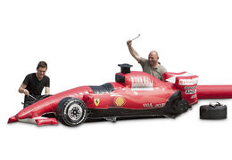 Na sprzedaż dmuchane Ferrari do zabawy w pit stop F1. Ciekawe specjalnie zaprojektowane dmuchane konstrukcje na imprezy tematyczne od JB Dmuchance