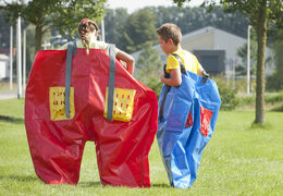 Kup wyjątkowe czerwono-niebieskie spodnie z gąbki zarówno dla starszych, jak i dla młodych. Kup teraz swoje nadmuchiwane przedmioty online w JB Dmuchańce Polska