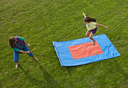 Zamów niebiesko-czerwony latający dywan dla starszych i młodszych. Kupuj nadmuchiwane przedmioty online w JB Dmuchańce Polska