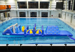 Spektakularny nadmuchiwany tor szturmowy Obstacle Run Marine XL z podwójną ścianką wspinaczkową i podwójną zjeżdżalnią dla dzieci. Zamów nadmuchiwane atrakcje wodne już teraz online w JB Dmuchańce Polska