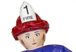 Zamów dmuchany zamek straży pożarnej w unikalnym designie z dwoma wejściami, zjeżdżalnią pośrodku i obiektami 3D dla dzieci. Kup dmuchane zamki online w JB Dmuchańce Polska