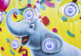 Nadmuchiwana ściana IPS Splash w motywie Party - detal ze strumieniem wody u góry dla młodych i starszych. Kup nadmuchiwane ściany IPS Splash teraz online w JB Dmuchańce Polska