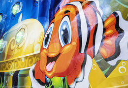 Zamów nadmuchiwany motyw morskiego świata IPS Splash Wall ze strumieniem wody u góry dla młodych i starszych. Kup nadmuchiwane ściany IPS Splash teraz online w JB Dmuchańce Polska