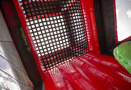 Zamów nadmuchiwany tor przeszkód o długości 40 metrów w kolorze czerwonym i czarnym mega aligatorem. Kup nadmuchiwane tory przeszkód online już teraz w JB Dmuchańce Polska