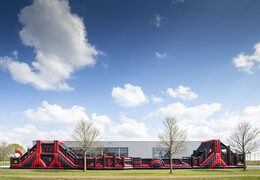 Zamów 40-metrowy nadmuchiwany tor przeszkód w kolorze czerwonym i czarnym mega aligatorem. Kup nadmuchiwane tory przeszkód online już teraz w JB Dmuchańce Polska