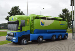 Zamów przyciągającą wzrok nadmuchiwaną ciężarówkę De Heus. Kup nadmuchiwaną replikę produktu online w JB Dmuchańce Polska