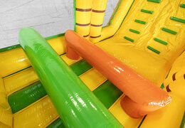 Tor przeszkód o długości 13,5 metra w motywie dżungli z odpowiednimi obiektami 3D dla dzieci. Zamów nadmuchiwane tory przeszkód już teraz online w JB Dmuchańce Polska