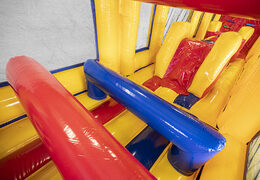 Nadmuchiwany 19-metrowy, modułowy tor przeszkód w standardowym motywie z dopasowanymi obiektami 3D dla dzieci. Kup nadmuchiwane tory przeszkód online już teraz w JB Dmuchańce Polska