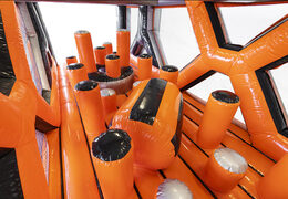 Zamów 40-częściowy gigantyczny, modułowy, dmuchany tor przeszkód Pillar Dodger dla dzieci. Kup nadmuchiwane tory przeszkód online już teraz w JB Dmuchańce Polska