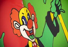 Idealna dmuchana zjeżdżalnia w motywie klauna z uporządkowanymi obiektami 3D dla dzieci. Kup nadmuchiwane zjeżdżalnie online w JB Dmuchańce Polska