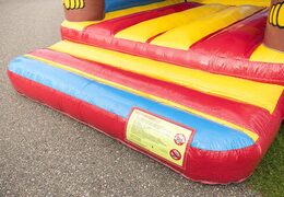 Standardowe dmuchany zamek w wyrazistych kolorach i z dużym obiektem 3D przedstawiającym małpę na szczycie, na sprzedaż dla dzieci. Kupuj dmuchane zamki w JB Dmuchańce Polska