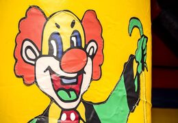 Kup standardowego leżaczka w motywie cyrkowym z pięknymi animacjami zarówno na ścianach zewnętrznych jak i wewnętrznych oraz na filarach dla dzieci. Zamów dmuchane zamki online w JB Dmuchańce Polska