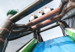 Kup nadmuchiwany tor przeszkód o szerokości 17 metrów z motywem zimowym z 7 elementami gry i kolorowymi przedmiotami dla dzieci. Zamów nadmuchiwane tory przeszkód już teraz online w JB Dmuchańce Polska