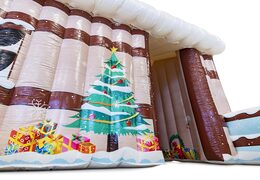  Do kupienia brązowy domek dmuchana chatka świętego mikołaja z dachem pokrytym śniegiem, z wnętrzem do dowolnej aranżacji. Zamów online dmuchane obiekty dekoracyjne od producenta JB Dmuchance