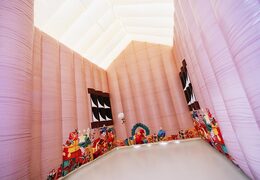  Do kupienia brązowy domek dmuchana chatka świętego mikołaja z dachem pokrytym śniegiem, z wnętrzem do dowolnej aranżacji. Zamów online dmuchane obiekty dekoracyjne od producenta JB Dmuchance