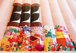  Do kupienia brązowy domek dmuchana chatka świętego mikołaja z dachem pokrytym śniegiem, z wnętrzem do dowolnej aranżacji. Zamów online dmuchane obiekty dekoracyjne od producenta JB Dmuchance