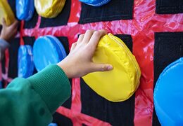 Zamów nadmuchiwaną grę w kółko i krzyżyk dla dzieci. Kup dmuchane zamki online w JB Dmuchańce Polska