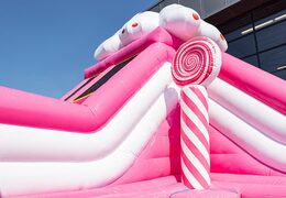 Nadmuchiwany dmuchany zamek z motywem Candyworld ze zjeżdżalniami i zabawnymi nadrukowanymi przeszkodami dla dzieci. Kup dmuchane zamki online w JB Dmuchańce Polska