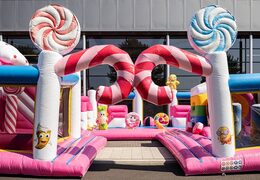Dmuchany zamek Bounce World Candyland z wieloma zjeżdżalniami i wszelkiego rodzaju zabawnymi przeszkodami z nadrukami w candyland dla dzieci. Kup dmuchane zamki online w JB Dmuchańce Polska