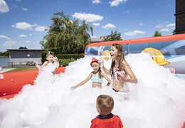 Opblaasbaar bubble park met schuim in brandweer thema te kopen voor kids