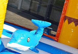 Zamów duży kryty dmuchany zamek a na plaży ze zjeżdżalnią na powierzchni do skakania, wieżą wspinaczkową i zabawnymi przeszkodami nadrukami o tematyce plażowej dla dzieci. Kup dmuchane zamki się online w JB Dmuchańce Polska