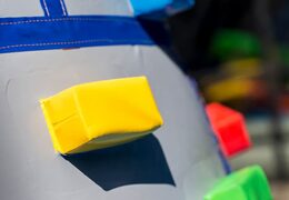 Nadmuchiwany dmuchany zamek zadaszony w motywie zamku ze zjeżdżalnią na powierzchni do skakania, wieżą wspinaczkową i zabawnymi przeszkodami dla dzieci. Kup dmuchane zamki online w JB Dmuchańce Polska