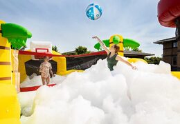 Groot opblaasbaar open bubble boarding springkussen met schuim te koop in thema sport basketbal voetbal voor kinderen