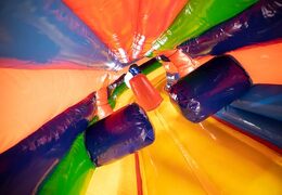 Zamów dmuchany zamek w cyrkowym tunelu z przeszkodami, stokiem wspinaczkowym i zjeżdżalnią dla dzieci. Kup dmuchane zamki online w JB Dmuchańce Polska