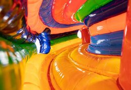 Nadmuchiwany tunel do raczkowania o tematyce cyrkowej z przeszkodami, skorzystaj z rampy wspinaczkowej i zjeżdżalni dla dzieci. Kup dmuchane zamki online w JB Dmuchańce Polska