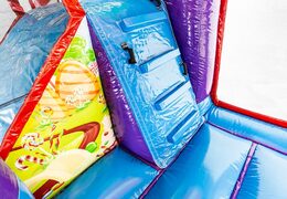 Multiplay XXL Candyland dmuchany zamek w unikalnym designie ze zjeżdżalnią i obiektami 3D dla dzieci. Kup dmuchane zamki się online w JB Dmuchańce Polska