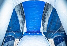 Nadmuchiwany wielozadaniowy dmuchany zamek do lodu ze zjeżdżalnią pośrodku i obiektami 3D dla dzieci. Zamów dmuchane zamki online w JB Dmuchańce Polska