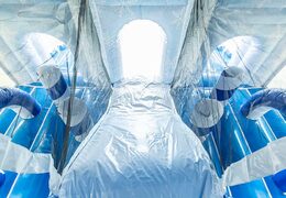 Kup dmuchany zamek z motywem lodu w unikalnym designie z dwoma wejściami, zjeżdżalnią pośrodku i obiektami 3D dla dzieci. Zamów dmuchane zamki online w JB Dmuchańce Polska