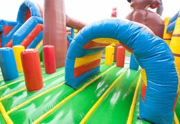 Nadmuchiwany, wielozadaniowy dmuchany zamek z piracką łodzią ze zjeżdżalnią pośrodku i obiektami 3D dla dzieci. Zamów dmuchane zamki online w JB Dmuchańce Polska