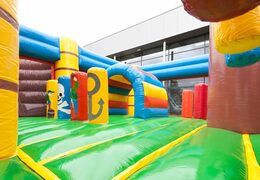 Dmuchany zamek z motywem łodzi pirackiej ze zjeżdżalnią i obiektami 3D dla dzieci. Zamów dmuchane zamki online w JB Dmuchańce Polska