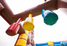 Kup wielozadaniowy nadmuchiwany dmuchany zamek piracki ze zjeżdżalnią i obiektami 3D dla dzieci. Zamów dmuchane zamki online w JB Dmuchańce Polska