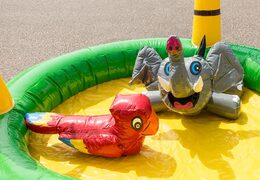 Kup dmuchany zamek playzone w motywie dżungli z plastikowymi kulkami i zamawiaj obiekty 3D dla dzieci. Zamów dmuchane zamki online w JB Dmuchańce Polska