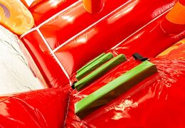 Wielofunkcyjny dmuchany zamek strażacki do wnętrz o unikalnym designie z dwoma wejściami, zjeżdżalnią pośrodku i obiektami 3D dla dzieci na zamówienie. Kup dmuchane zamki online w JB Dmuchańce Polska