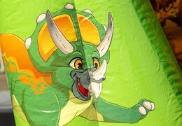 Dmuchany zamek mały zielony nadmuchiwany z filarem przeszkód w motywie dinozaura do kupienia w JB Dmuchańce Polska online