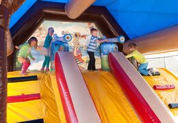 Kup nadmuchiwany zamek piratów ze strzelanką z grą strzelankową i zjeżdżalnią dla dzieci. Zamów dmuchane zamki online w JB Dmuchańce Polska