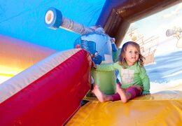 Zamów strzelecką kombinację piratów do odbijania domu pokrytą grą armatnią i zjeżdżalnią dla dzieci. Kupuj domy do odbijania przez Internet w JB Dmuchańce Polska