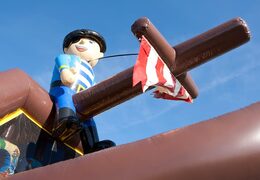 Kup zestaw do skakania dla piratów z osłoną, strzelanką i zjeżdżalnią dla dzieci. Zamów dmuchane zamki online w JB Dmuchańce Polska