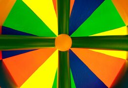 Kup dmuchany zamek karuzelową w standardowym motywie dla dzieci. Zamów dmuchane zamki online w JB Dmuchańce Polska