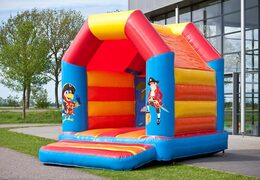 Na sprzedaż dmuchany plac zabaw skakaniec z piratami w kolorze czerwono niebieskim. Idealny dmuchaniec na urodziny i imprezy na salę zabaw. Zamów w JB Inflatables