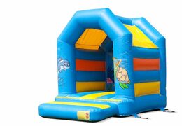 Na sprzedaż średni dmuchany skakaniec w kolorze niebieskim ze światem wodnym, rekinem i żółwiem. Idealny dmuchaniec na urodziny i imprezy na salę zabaw. Kup zadaszonego niebieskiego skakańca w JB Inflatables   