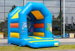 Na sprzedaż średni dmuchany skakaniec w kolorze niebieskim ze światem wodnym, rekinem i żółwiem. Idealny dmuchaniec na urodziny i imprezy na salę zabaw. Kup zadaszonego niebieskiego skakańca w JB Inflatables   